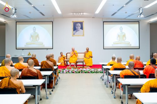 ภาพ No.323318:หลวงพ่อทัตตชีโว รองเจ้าอาวาสวัดพระธรรมกาย ถวายการต้อนรับปฏิสันถารคณะสงฆ์จากประเทศศรีลังกา