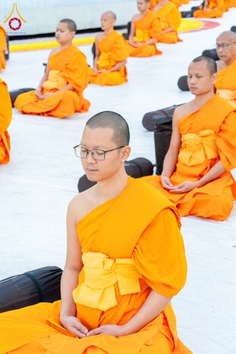 ภาพ No.290607:วันที่ 8 มกราคม พ.ศ. 2569 พระธรรมยาตราปฏิบัติธรรม และถ่ายภาพหมู่ประวัติศาสตร์ ในโครงการธรรมยาตรา กตัญญูบูชามหาปูชนียาจารย์ พระมงคลเทพมุนี(สด จนฺทสโร) พระผู้ปราบมาร อนุสรณ์สถาน 7 แห่ง ปีที่ 14 ณ อนุสรณ์สถานคลองบางนางแท่น อ.สามพราน จ.นครปฐม