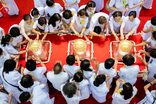 ภาพ No.86459:วันธรรมชัย ปีที่ 55 พิธีทอดผ้าป่ากฐินสมทบครั้งที่1, พิธีเจริญพุทธมนต์ ลูกนิมิตมหาสมบัติฯ พิธีจุดประทีป,พิธีฉลองชัยสวดมนต์บทธัมมจักกัปปวัตนสูตร วันอาทิตย์ที่ 27 สิงหาคม พ.ศ.2566 ณ สภาธรรมกายสากล / มหารัตนวิหารคด วัดพระธรรมกาย