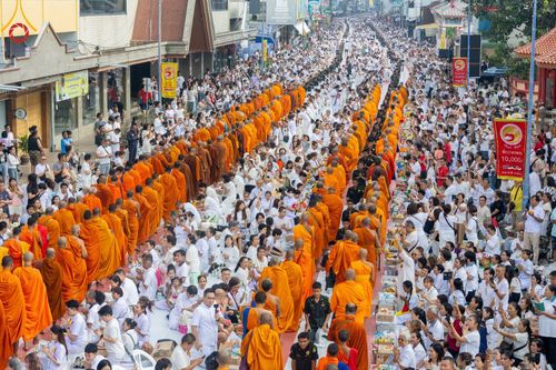 ภาพ No.343195:วันอาทิตย์ที่ 16 สิงหาคม พ.ศ.2569 พิธีตักบาตรพระ 10,000 รูป นานาชาติ ปีที่ 23 คณะสงฆ์ 4 ประเทศ 14 จังหวัดภาคใต้ น้อมถวายเป็นพุทธบูชา ทำบุญเพื่อแม่- พ่อ ณ ถนนนิพัทธ์อุทิศ 3 อ.หาดใหญ่ จ.สงขลา