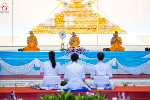 ภาพ No.78824:พิธีตักบาตร ข้าวสารอาหารแห้ง พิธีบูชาข้าวพระ ในวันอาทิตย์ต้นเดือนที่ 2 เมษายน พ.ศ. 2566