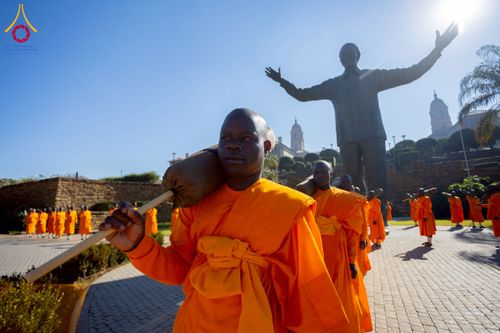 ภาพ No.232823:วันที่ 1 กรกฏาคม พ.ศ. 2568 Dhammayatra in South Africa 2025 ธรรมยาตราแอฟริกาใต้ — เส้นทางแห่งสติ สมาธิ และปัญญา ธรรมทายาทที่ได้อบรมโครงการบรรพชาอุปสมบทหมู่ครั้งที่ 2 ณ วัดพระธรรมกายโจฮันเนสเบิร์ก ประเทศแอฟริกาใต้
