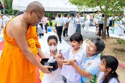 ภาพ No.87295:พิธีถวายสังฆทาน 323 วัด 4 จังหวัดชายแดนภาคใต้  ปีที่ 19 ครั้งที่ 165 พิธีมอบกองทุนหนุนแรงใจช่วยครูใต้  ปีที่ 16 ครั้งที่ 130 และพิธีทำบุญอุทิศส่วนกุศลให้ผู้วายชนม์ ณ วัดพุทธภูมิ อ.เมือง จ.ยะลา วันเสาร์ที่ 9 กันยายน พ.ศ. 2566