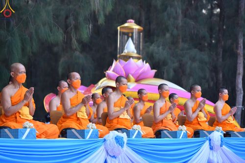ภาพ No.107359:พิธีตักบาตรพระธรรมยาตราฯ ในโครงการธรรมยาตรากตัญญูบูชา มหาปูชนียาจารย์ พระมงคลเทพมุนี(สด จนฺทสโร) พระผู้ปราบมาร ปีที่ 12 ณ อนุสรณ์สถานมหาวิหารพระมงคลเทพมุนี อ.สองพี่น้อง จ.สุพรรณบุรี วันที่ 7 มกราคม พ.ศ. 2567