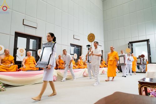 ภาพ No.123222:พิธีพระราชทานสัญญาบัตร พัดยศ และผ้าไตร แด่พระสงฆ์ในเขตปกครองคณะสงฆ์หนกลาง ณ วัดพระศรีมหาธาตุ เขตบางเขน กรุงเทพมหานคร และพิธีมุทิตาสักการะพระสังฆาธิการ ผู้ได้รับเลื่อนและตั้งสมณศักดิ์ ตามพระบรมราชโองการ ณ วัดพระธรรมกาย ในวันที่ 4 กุมภาพันธ์ พ.ศ. 2567