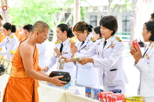 ภาพ No.138945:กิจกรรมเฉลิมพระเกียรติ สมเด็จพระนางเจ้าฯ พระบรมราชินี เนื่องในโอกาสวันเฉลิมพระชนมพรรษา พิธีเจริญพระพุทธมนต์ , ทำบุญตักบาตรพระสงฆ์ ถวายพระราชกุศล , พิธีถวายเครื่องราชสักการะ , และพิธีจุดเทียนถวายพระพรชัยมงคล วันที่ 3 มิถุนายน พ.ศ. 2567 ณ อาคารโถงช้าง วัดพ