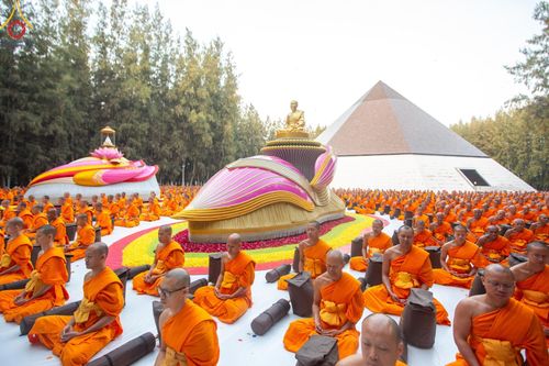 ภาพ No.189182:พระธรรมยาตราปฏิบัติธรรม และถ่ายภาพหมู่ประวัติศาสตร์ ในโครงการธรรมยาตรา กตัญญูบูชา มหาปูชนียาจารย์ พระมงคลเทพมุนี(สด จนฺทสโร) พระผู้ปราบมาร อนุสรณ์สถาน 7 แห่ง ปีที่ 13 วันที่ 4 มกราคม พ.ศ. 2568 ณ อนุสรณ์สถานมหาวิหารพระมงคลเทพมุนี (โลตัสแลนด์) อ.สองพี่น้อง