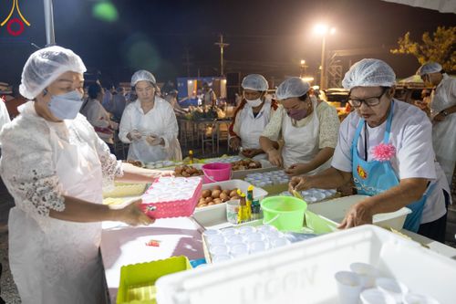 ภาพ No.108983:พิธีถวายภัตตาหารเป็นสังฆทาน แด่คณะพระธรรมยาตราฯ ในโครงการธรรมยาตรากตัญญูบูชา มหาปูชนียาจารย์ พระมงคลเทพมุนี(สด จนฺทสโร) พระผู้ปราบมาร อนุสรณ์สถาน 7 แห่ง ปีที่ 12 วันที่ 9 มกราคม พ.ศ. 2567 ณ อนุสรณ์สถานคลองบางนางแท่น  อ.สามพราน จ.นครปฐม