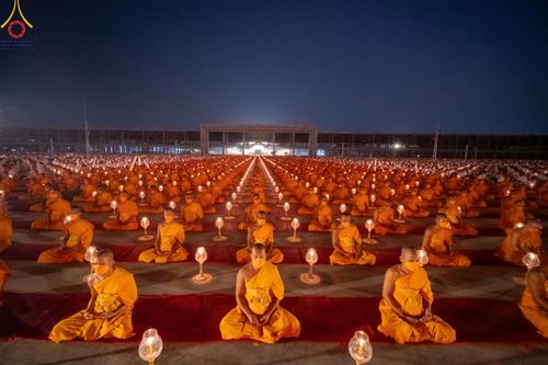ภาพ No.122203:พิธีจุดประทีปถวายเป็นพุทธบูชา และบูชาธรรมมหาปูชนียาจารย์ พระมงคลเทพมุนี(สด จนฺทสโร) ในโครงการธรรมยาตรา กตัญญูบูชา มหาปูชนียาจารย์ พระมงคลเทพมุนี(สด จนฺทสโร) พระผู้ปราบมาร อนุสรณ์สถาน 7 แห่ง ปีที่ 12 วันที่ 31 มกราคม พ.ศ. 2567 ณ วัดพระธรรมกาย จ.ปทุมธานี (