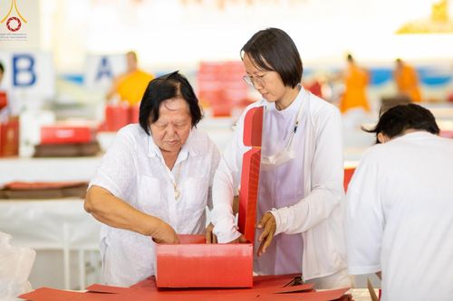 ภาพ No.210857:วันที่ 15 มีนาคม พ.ศ. 2568  บุญบรรจุกล่องไทยธรรม เพื่อถวายแด่พระสังฆาธิการ 40,000 กว่าวัดทั่วไทย ในวันคุ้มครองโลก 22 เมษายน พ.ศ. 2568