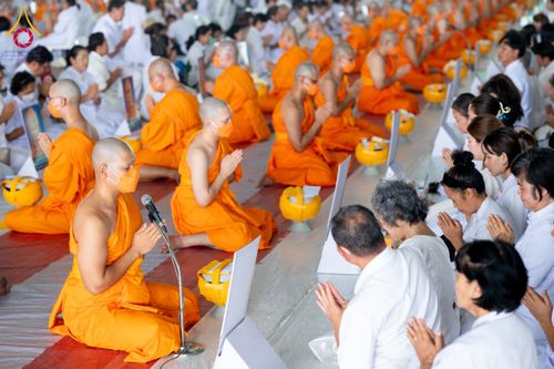 ภาพ No.62542:พิธีถวายบาตรเเละไทยธรรม ในโครงการอุปสมบทหมู่ บูชาธรรมหลวงพ่อธัมมชโย พ.ศ.2567 ณ ลานธรรม พระมหาธรรมกายเจดีย์ วันที่ 13 เมษายน พ.ศ.2567