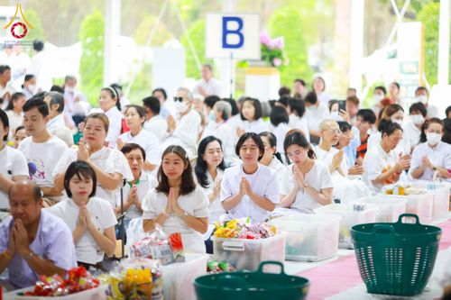 ภาพ No.61241:พิธีตักบาตรฉลองพระใหม่ รุ่นบูชาธรรมโครงการ 1-2 โครงการบรรพชาอุปสมบทหมู่ธรรมทายาท บูชาธรรมหลวงพ่อธัมมชโย 80 ปี ณ โถงช้างสำนักงานใหญ่ วัดพระธรรมกาย วันที่ 20 เมษายน พ.ศ. 2567