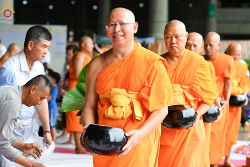 ภาพ No.142311:พิธีตักบาตรฉลองพระใหม่ ในโครงการอุปสมบทหมู่รุ่นผู้บริหาร  ณ วิหารคด วัดพระธรรมกาย วันอาทิตย์ที่ 23 มิถุนายน พ.ศ.2567