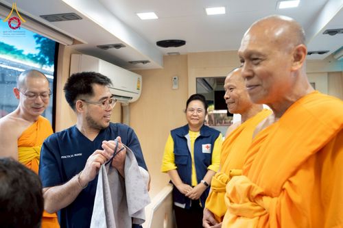 ภาพ No.230330:วันจันทร์ที่ 30 มิถุนายน พ.ศ. 2568 เจ้าอาวาสวัดพระธรรมกาย เยี่ยมอนุโมทนาให้กำลังใจ บุคลากรทางการแพทย์-เจ้าหน้าที่ผู้ปฏิบัติงาน โครงการรถตัดแว่นสายตาเคลื่อนที่สภากาชาดไทย เพื่อเด็กนักเรียนในชนบท พื้นที่จังหวัดปทุมธานี