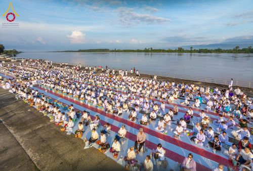 ภาพ No.250525:วันพุธที่ 8 ตุลาคม พ.ศ. 2568 พิธีตักบาตรเทโวโรหณะ ณ ลานธรรมปทุมรัตน์ธรรมเจดีย์ พุทธอุทยานนานาชาติ อ.โพนพิสัย จ.หนองคาย