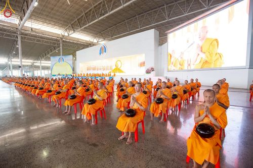 ภาพ No.221959:วันที่ 4 พฤษภาคม พ.ศ. 2568 พิธีตักบาตร เนื่องในวันอาทิตย์ต้นเดือน ณ บ้านแก้วเรือนทองคุณยายฯ วัดพระธรรมกาย