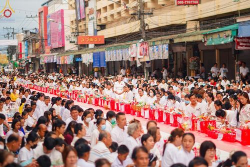 ภาพ No.146225:ตักบาตรพระ 1,384 รูป ทำบุญเมืองฝางครบรอบ 1,383 ปี ถวายเป็นพระราชกุศลแด่พระบาทสมเด็จพระเจ้าอยู่หัว เนื่องในโอกาสพระราชพิธีมหามงคล เฉลิมพระชนมพรรษา 6 รอบ 72 พรรษา วันเสาร์ที่ 27 กรกฎาคม พ.ศ.2567  ณ ถนนหน้าที่ว่าการอำเภอฝาง จ.เชียงใหม่