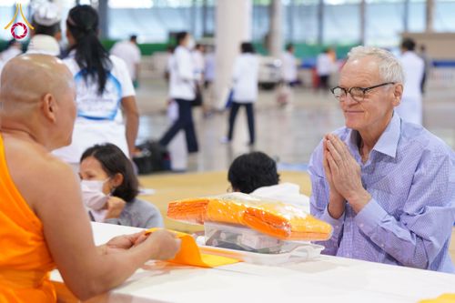 ภาพ No.202667:พิธีถวายภัตตาหารเป็นสังฆทาน แด่พระธรรมยาตรา ณ วัดพระธรรมกาย ตำบลคลองสาม อำเภอคลองหลวง จังหวัดปทุมธานี ในโครงการธรรมยาตรา กตัญญูบูชา มหาปูชนียาจารย์ พระมงคลเทพมุนี(สด จนฺทสโร) พระผู้ปราบมาร อนุสรณ์สถาน 7 แห่ง ปีที่ 13 วันที่ 28 มกราคม พ.ศ. 2568
