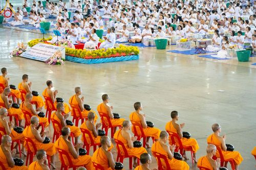 ภาพ No.139048:พิธีตักบาตร , พิธีบูชาข้าวพระ ณ ห้องแก้วสารพัด 1 สภาธรรมกายสากล วัดพระธรรมกาย วันอาทิตย์ต้นเดือนที่ 2 มิถุนายน พ.ศ. 2567