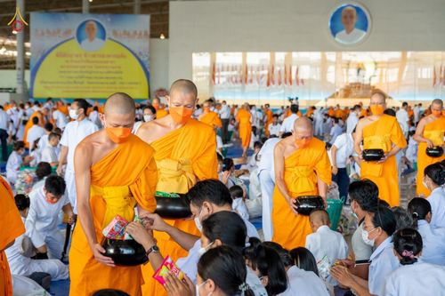 ภาพ No.80810:พิธีตักบาตร , พิธีบูชาข้าวพระในวันอาทิตย์ต้นเดือน วันที่ 7 พฤษภาคม พ.ศ. 2566 ณ วัดพระธรรมกาย