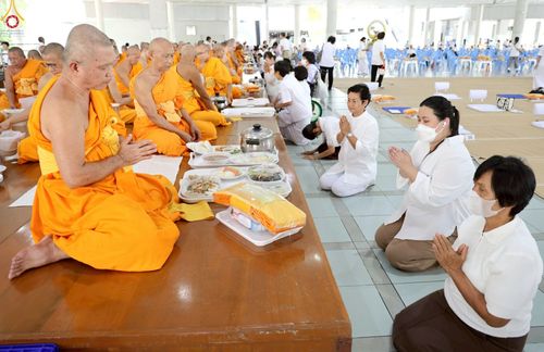 ภาพ No.226895:วันเสาร์ที่ 31 พฤษภาคม พ.ศ. 2568 พิธีถวายภัตตาหารเมนูสวรรค์ "เพื่อการบรรลุธรรม" ณ หอฉันคุณยายอาจารย์ วัดพระธรรมกาย