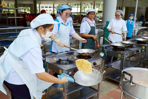 ภาพ No.231882:วันที่ 5 กรกฎาคม พ.ศ. 2568 พิธีถวายภัตตาหารเมนูสวรรค์ เพื่อการบรรลุธรรม ณ หอฉันคุณยายอาจารย์ฯ วัดพระธรรมกาย