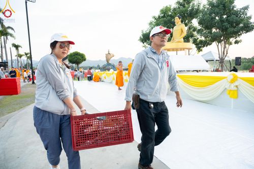 ภาพ No.185557:V.47 เบื้องหลังของเบื้องหน้า งานตักบาตรพระ 10,000 รูป ณ จ.กาญจนบุรี วันที่ 20-21 ธันวาคม พ.ศ. 2567