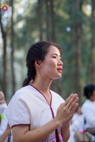 ภาพ No.107100:พิธีจุดประทีปถวายเป็นพุทธบูชา และบูชาธรรมมหาปูชนียาจารย์ ในโครงการธรรมยาตรากตัญญูบูชา มหาปูชนียาจารย์ พระมงคลเทพมุนี(สด จนฺทสโร) พระผู้ปราบมาร  อนุสรณ์สถาน 7 แห่ง ปีที่ 12  วันที่ 6 มกราคม พ.ศ. 2567 ณ อนุสรณ์สถานมหาวิหารพระมงคลเทพมุนี อ.สองพี่น้อง จ.สุพร