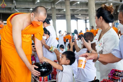 ภาพ No.85713:พิธีตักบาตรฉลองพระใหม่ ในโครงการบรรพชาอุปสมบทหมู่รุ่นเข้าพรรษา ณ วิหารคด 30 วัดพระธรรมกาย วันที่ 13 สิงหาคม พ.ศ. 2566