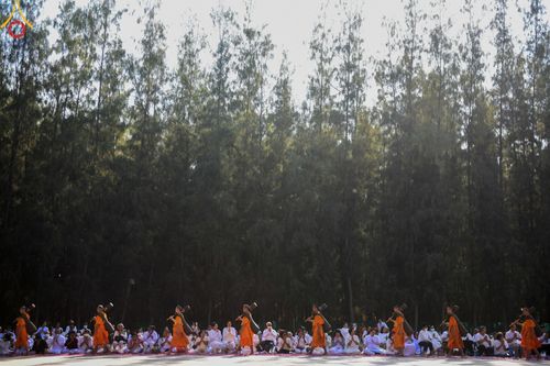 ภาพ No.193241:พิธีต้อนรับพระธรรมยาตรา ณ อนุสรณ์สถาน สถานที่เกิดในเพศสมณะ วัดสองพี่น้อง อำเภอสองพี่น้อง จังหวัดสุพรรณบุรี ในโครงการธรรมยาตรา กตัญญูบูชา มหาปูชนียาจารย์ พระมงคลเทพมุนี(สด จนฺทสโร) พระผู้ปราบมาร อนุสรณ์สถาน 7 แห่ง ปีที่ 13 วันที่ 11 มกราคม พ.ศ. 2568