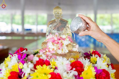 ภาพ No.217501:วันจันทร์ที่ 14 เมษายน พ.ศ. 2568 กิจกรรมสรงน่ำพระ สั่งสมบุญเนื่องในเทศกาลสงกรานต์ 14-16 เมษายน พ.ศ.2568 เวลา 06:00-13:00 น. ณ หอฉันคุณยายอาจารย์ฯ วัดพระธรรมกาย