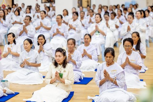 ภาพ No.242706:วันที่ 29-31 สิงหาคม พ.ศ. 2568 องค์กรภาคีเครือข่าย “บวร” (บ้าน-วัด-โรงเรียน-ราชการ) อ.คลองหลวง จัดบวชอุบาสิกาแก้ว ถวายพระราชกุศลแด่สมเด็จพระพันปีหลวง - กตัญญูบูชาแด่ผู้มีพระคุณ