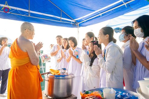 ภาพ No.198309:พิธีถวายภัตตาหารเป็นสังฆทาน แด่พระธรรมยาตรา ณ อนุสรณ์สถานบางปลา วัดบางปลา อำเภอบางเลน จังหวัดนครปฐม ในโครงการธรรมยาตรา กตัญญูบูชา มหาปูชนียาจารย์ พระมงคลเทพมุนี(สด จนฺทสโร) พระผู้ปราบมาร อนุสรณ์สถาน 7 แห่ง ปีที่ 13 วันที่ 20 มกราคม พ.ศ. 2568