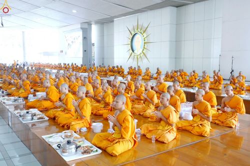 ภาพ No.240061:วันเสาร์ที่ 23 สิงหาคม พ.ศ. 2568 (วันพระ แรม 14 ค่ำ เดือน 9) พิธีบุพเปตพลี ครั้งที่ 169 ร่วมอุทิศบุญแด่หมู่ญาติที่ล่วงลับไปแล้ว และสืบทอดอายุพระพุทธศาสนา ณ หอฉันคุณยายอาจารย์ฯ วัดพระธรรมกาย