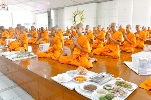 ภาพ No.229661:วันที่ 25 มิถุนายน พ.ศ. 2568 (แรม 15 ค่ำ เดือน 7) พิธีบุพเปตพลี ครั้งที่ 166 ร่วมอุทิศบุญแด่หมู่ญาติที่ล่วงลับไปแล้ว และสืบทอดอายุพระพุทธศาสนา ณ หอฉันคุณยายอาจารย์ฯ วัดพระธรรมกาย