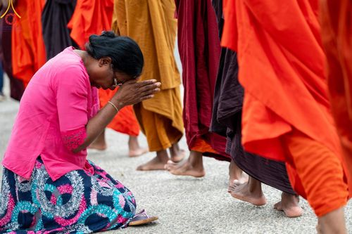 ภาพ No.139397:พิธีตักบาตรรอบเมืองดัมบุลล่า เทศกาลวิสาขบูชาแห่งชาติ ศรีลังกา เมื่อวันที่ 16 พฤษภาคมที่ผ่านมา คณะสงฆ์จากวัดพระธรรมกาย และคณะพระภิกษุสามเณรศรีลังกา ในโครงการสยาม-ลังกา ธรรมยาตรา ฉลองเทศกาลวิสาขบูชาแห่งชาติ ศรีลังกา บูชาธรรม 80 ปีหลวงพ่อธัมมชโย