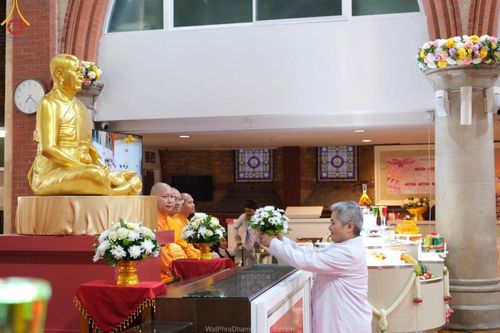 ภาพ No.159902:พิธีบูชาข้าวพระ วันอาทิตย์ต้นเดือน ณ วัดพระธรรมกายลอนดอน วันที่ 6 ตุลาคม พ.ศ. 2567