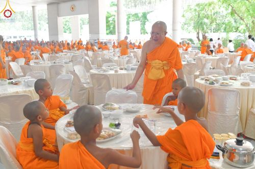 ภาพ No.143165:พิธีถวายภัตตาหารเพื่อเป็นกำลังแห่งการเข้าถึงธรรม ของพระภิกษุสามเณร วัดพระธรรมกาย วันเสาร์ที่ 6 กรกฏาคม พ.ศ. 2567 ณ หอฉันคุณยายอาจารย์ วัดพระธรรมกาย จ.ปทุมธานี