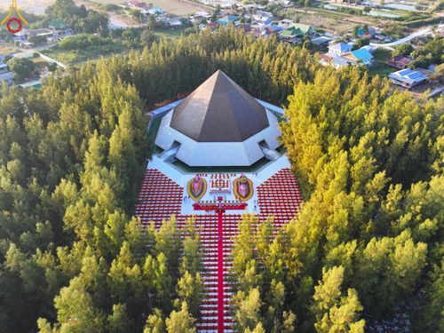 ภาพ No.190091:พิธีจุดประทีปถวายเป็นพุทธบูชา และบูชาธรรมมหาปูชนียาจารย์ ณ อนุสรณ์สถานมหาวิหารพระมงคลเทพมุนี (โลตัสแลนด์) อ.สองพี่น้อง จ.สุพรรณบุรี ในโครงการธรรมยาตรา กตัญญูบูชา มหาปูชนียาจารย์ พระมงคลเทพมุนี(สด จนฺทสโร) พระผู้ปราบมาร อนุสรณ์สถาน 7 แห่ง ปีที่ 13