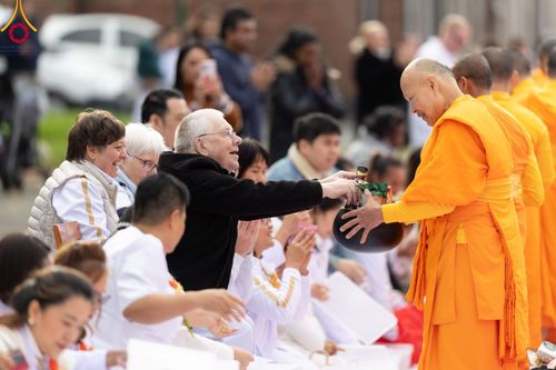 ภาพ No.96410:พิธีทอดกฐินราชันปฐพี ราชินีที่ดิน เพื่อซื้อที่ดินหลังโบสถ์ ฉลองครบรอบ 10 ปีสถาปนาโบสถ์วัดพุทธ วันอาทิตย์ที่ 19 พฤศจิกายน พ.ศ. 2566 ณ วัดพระธรรมกายนิวคาสเซิล ประเทศอังกฤษ