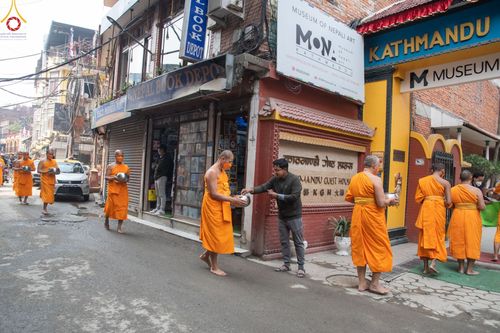 ภาพ No.80215:สามเณรในโครงการบรรพชาสามเณรหมู่ รับบิณฑบาตจากญาติโยมสาธชุน บริเวณชุมชน Patan และ Thamel กรุงกาฐมาณฑุ ประเทศเนปาล วันที่ 31 มีนาคม พ.ศ. 2566