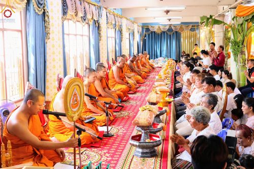 ภาพ No.170490:พิธีทอดกฐิน ณ วัดสุราษฎร์รังสรรค์ จ.ปทุมธานี ในโครงการกฐินสามัคคีทั่วไทย 30,000 วัด บูชาธรรม 80 ปี หลวงพ่อธัมมชโย โดยคณะศิษยานุศิษย์วัดพระธรรมกาย วันที่ 27 ตุลาคม พ.ศ. 2567