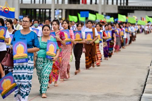 ภาพ No.143659:พิธีถวายผ้าไตร, สวดธรรมจักร, ปฏิบัติธรรม และฟังแสดงพระธรรมเทศนา ภาษาเมียนมา โดยมีสาธุชนชาวเมียนมากว่า 4,000 คน เข้าร่วมพิธี ณ มหารัตนวิหารคด วัดพระธรรมกาย วันอาทิตย์ที่ 7 กรกฎาคม พ.ศ. 2567