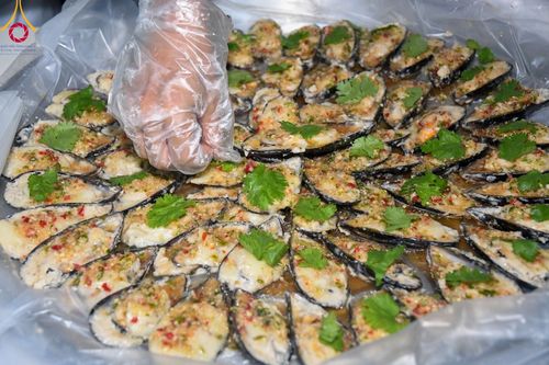 ภาพ No.108072:พิธีถวายภัตตาหารเป็นสังฆทาน แด่คณะพระธรรมยาตราฯ ในโครงการธรรมยาตรากตัญญูบูชา มหาปูชนียาจารย์ พระมงคลเทพมุนี(สด จนฺทสโร) พระผู้ปราบมาร อนุสรณ์สถาน 7 แห่ง ปีที่ 12 วันที่ 8 มกราคม พ.ศ. 2567 ณ อนุสรณ์สถานมหาวิหารพระมงคลเทพมุนี (โลตัสแลนด์) อ.สองพี่น้อง จ.สุ