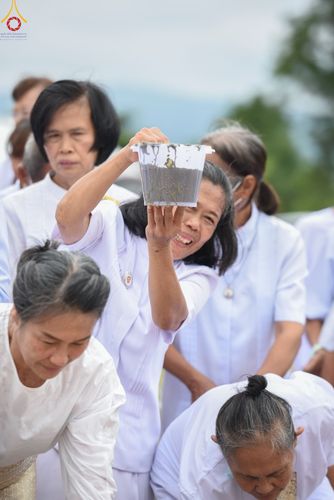 ภาพ No.87631:พิธีสวดพุทธมนต์วันละสังขาร คุณยายอาจารย์ มหารัตนอุบาสิกาจันทร์ ขนนกยูง และพิธีเทคอนกรีตฐานราก อาคาร 80 ปี หลวงพ่อธัมมชโย ณ ศูนย์ปฏิบัติธรรมวิหารแดง ต.เจริญธรรม อ.วิหารแดง จ.สระบุรี วันที่ 10 กันยายน พ.ศ. 2566