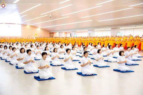 ภาพ No.246527:วันที่ 17 กันยายน พ.ศ. 2568 พิธีรับดวงแก้วนักเรียนบาลี "ดวงแก้วยกชั้นให้ลั่นจักรวาล" ณ ห้องเทวสภา วัดพระธรรมกาย