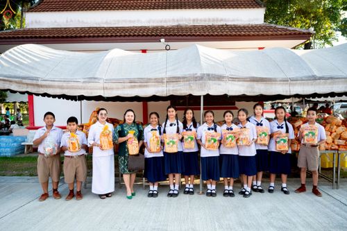 ภาพ No.234364:วันพฤหัสบดีที่ 24 กรกฎาคม พ.ศ. 2568 พิธีถวายสังฆทานแก่คณะสงฆ์ 323 วัด , พิธีมอบกองทุนหนุนแรงใจช่วยครูใต้ , พิธีทำบุญส่วนกุศลแด่ผู้วายชนม์ ในเหตุการณ์ความไม่สงบ 4 จังหวัด ชายแดนภาคใต้ (ปัตตานี , ยะลา , นราธิวาส , สงขลา) ปีที่ 21 ครั้งที่ 179 ณ วัดเวฬุวัน 