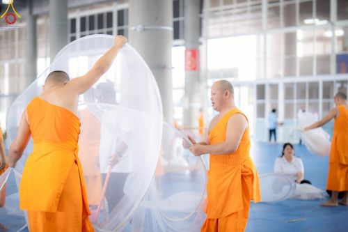 ภาพ No.218250:วันที่ 12-18 เมษายน พ.ศ. 2568 พระภิกษุและเจ้าหน้าที่อาสาสมัคร เตรียมพื้นที่ต้อนรับพักค้างพระสังฆาธิการ เนื่องในงานวันคุ้มครองโลก 22 เมษายน พ.ศ. 2568