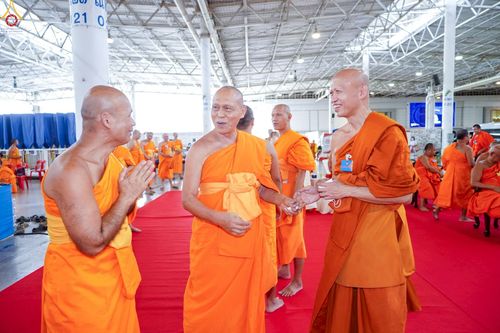 ภาพ No.235917:วันที่ 3 สิงหาคม พ.ศ. 2568 ภาพบรรยากาศ การต้อนรับปฎิสันถาร ของคณะสงฆ์ ในวันสมาธิโลก พิธีถวายมหาสังฆทาน 2,000 กว่าวัด ณ วัดพระธรรมกาย