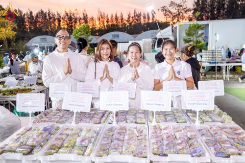 ภาพ No.194886:พิธีถวายภัตตาหารเป็นสังฆทาน แด่พระธรรมยาตรา ณ อนุสรณ์สถานมหาวิหารพระมงคลเทพมุนี (โลตัสแลนด์) อ.สองพี่น้อง จ.สุพรรณบุรี ในโครงการธรรมยาตรา กตัญญูบูชา มหาปูชนียาจารย์ พระมงคลเทพมุนี(สด จนฺทสโร) พระผู้ปราบมาร แห่ง ปีที่ 13 วันที่ 14 มกราคม พ.ศ.2568